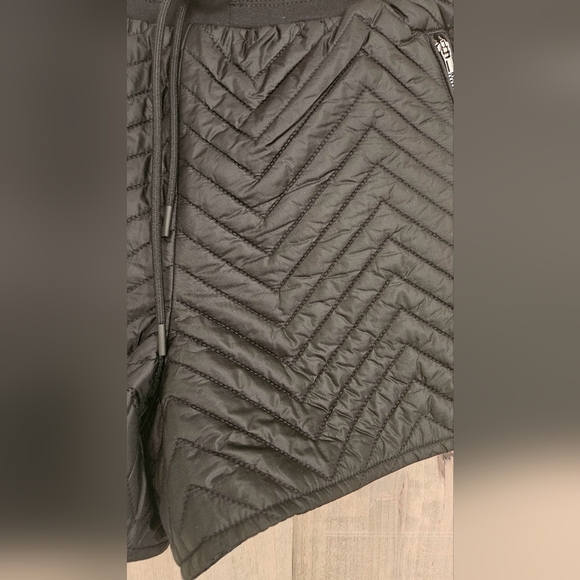 ATHLETA Apres Ski quilted Short Zip Pockets in black. Size 4 - Picture 6 of 15